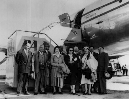 1950s Group of customers posie by a Pan Am aircraft in Vienna, Austria.